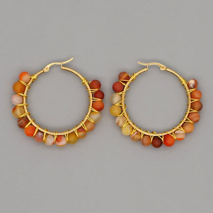 Goldene Creolen mit bunten Perlen, handgefertigter Schmuck, modische Ohrringe, Boho-Stil.