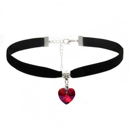 Schwarzer Samt-Choker mit rotem Herzanhänger, Gothic-Stil, modisches Accessoire.