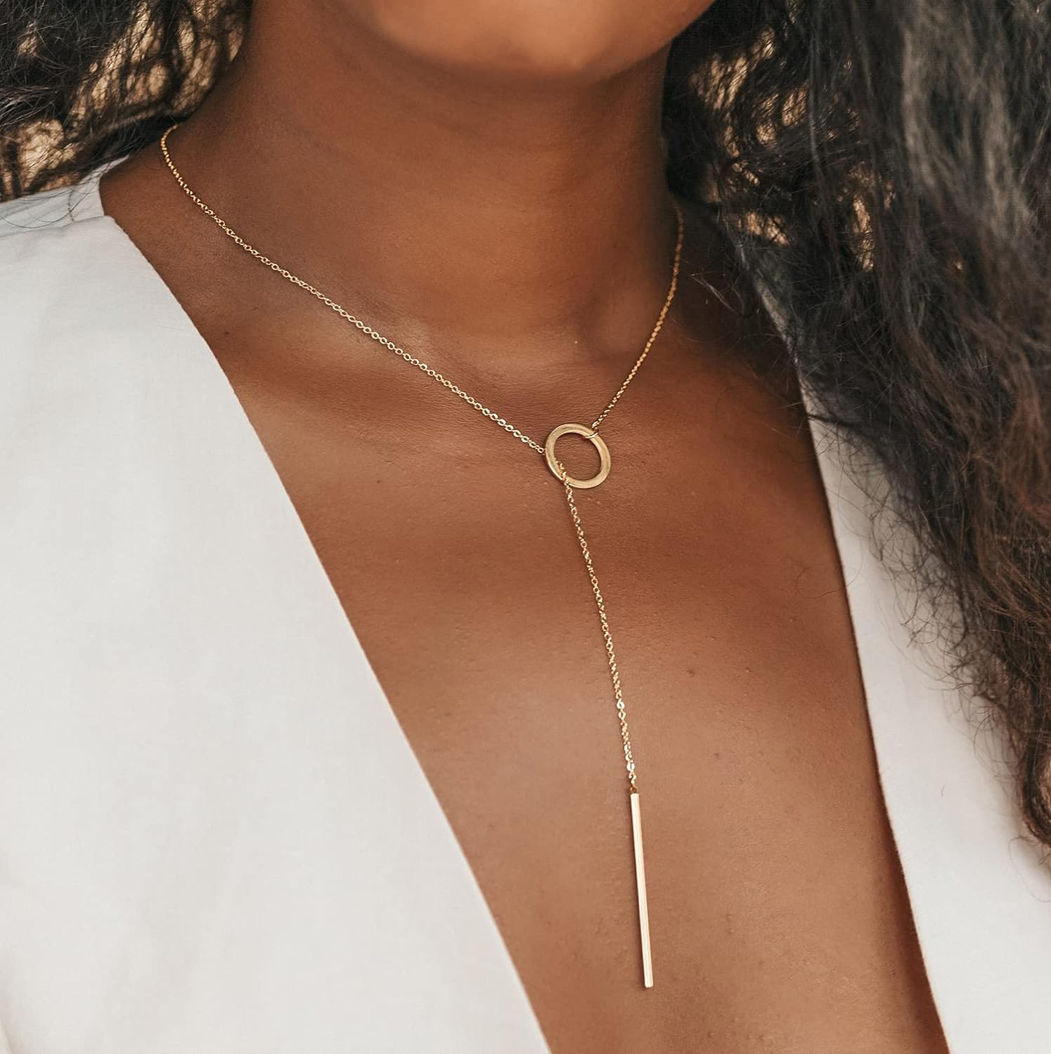 Goldene Y-Halskette mit Kreis- und Stabanhänger, eleganter Schmuck für Damen.