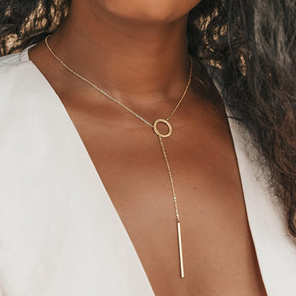 Goldene Y-Halskette mit Kreis- und Stabanhänger, eleganter Schmuck für Damen.