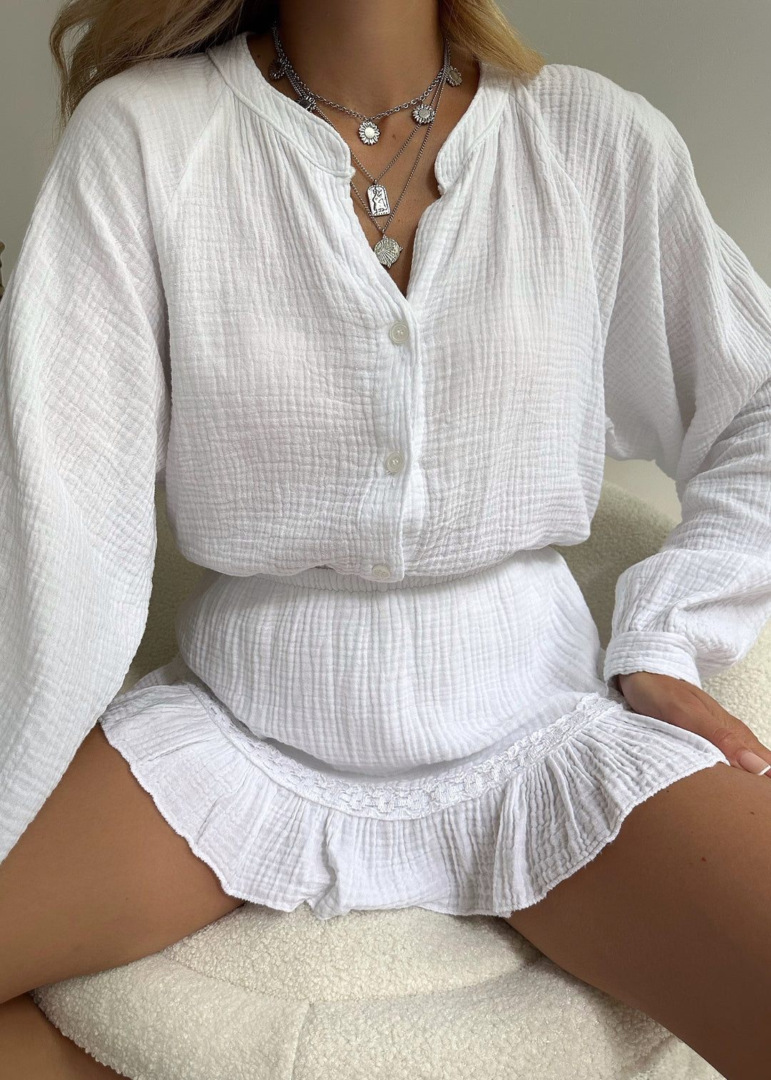 Let bomuldssæt med bluse og flæse-shorts – Leora