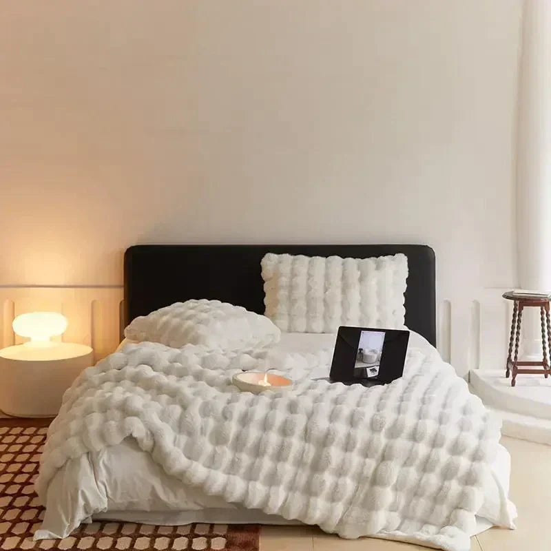 Bærbart fluffy tæppe i imitationspels - VeluLuxe