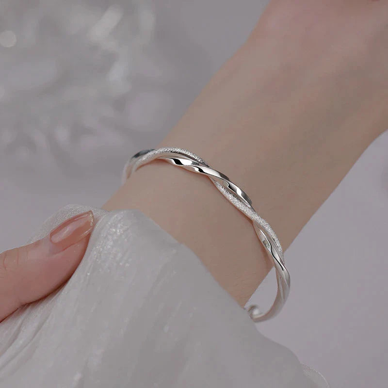 Silberarmband Damen, gedrehtes Design, eleganter Schmuck, modisch, Accessoire, Geschenkidee.