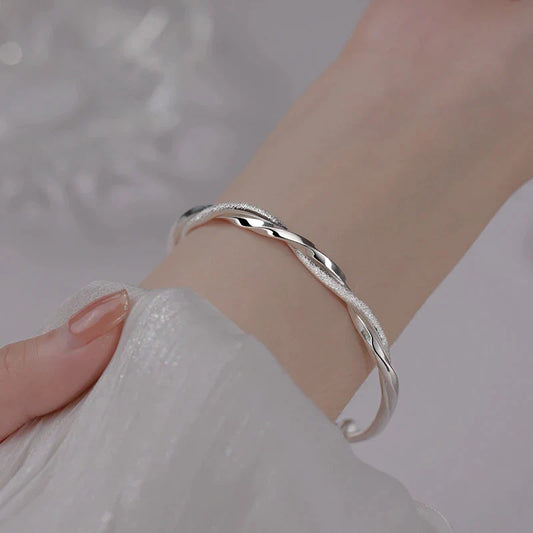Silberarmband Damen, gedrehtes Design, eleganter Schmuck, modisch, Accessoire, Geschenkidee.