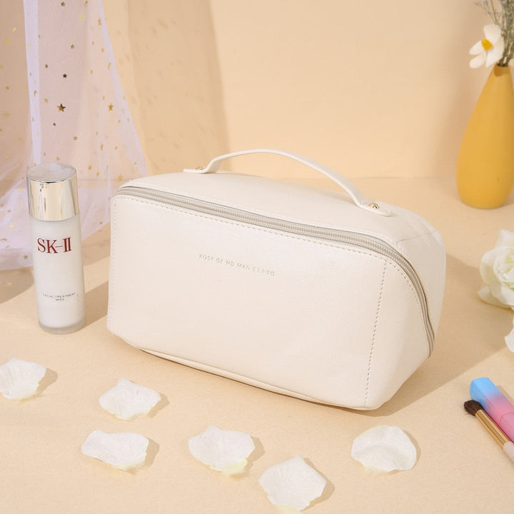 Weiße Kosmetiktasche aus Leder mit Reißverschluss, ideal für Reisen und Make-up-Aufbewahrung.