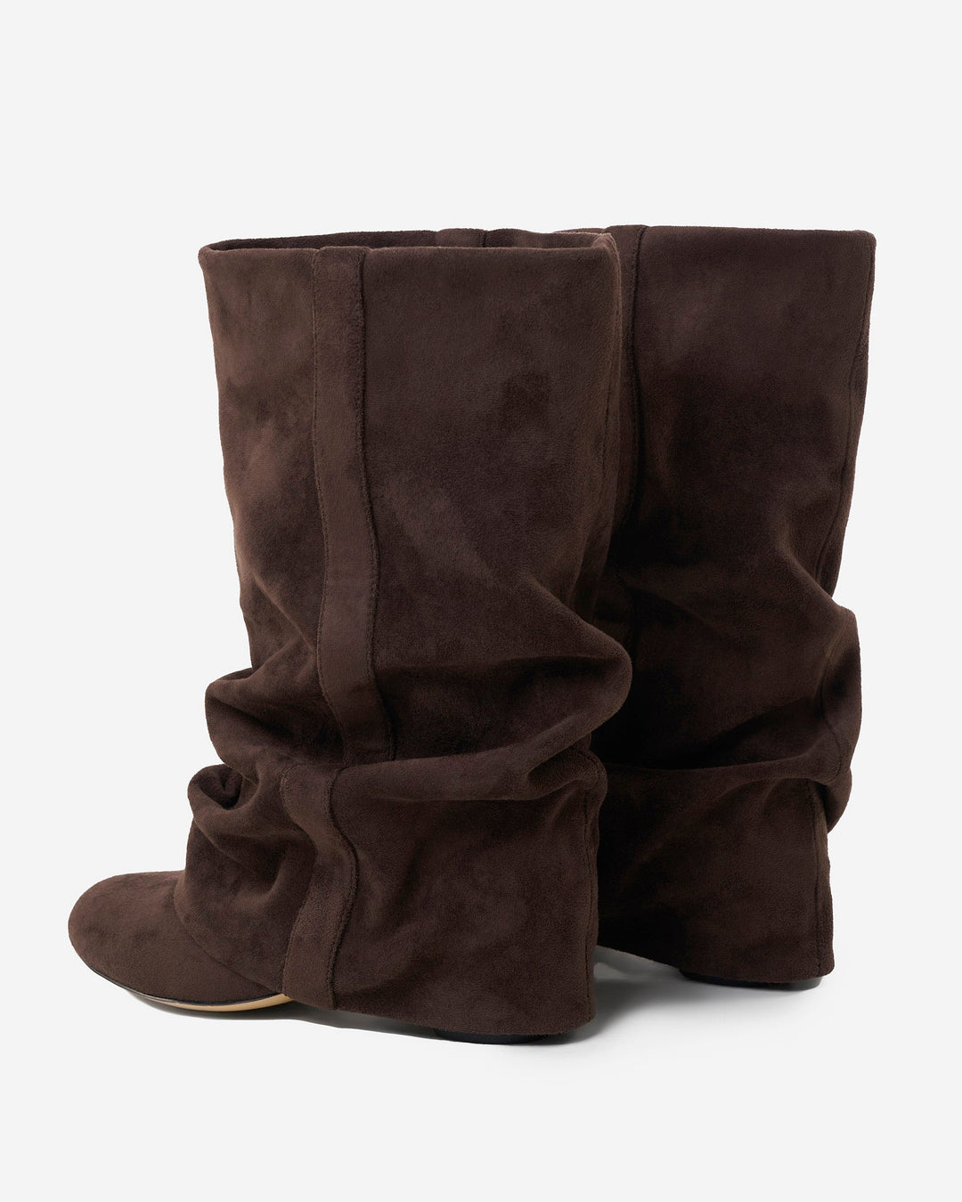 Støvlerne set bagfra og skråt fra siden på hvid baggrund, med de slouchy folder og den lave skjulte hæl. 3