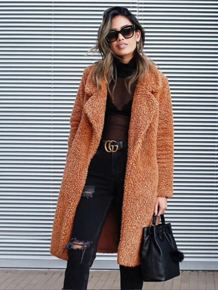 Trendy varm, lang teddyjakke til kvinder - Isla