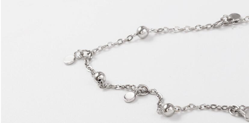 Silberne Halskette mit Kugelanhängern, elegantes Design, Schmuck für Damen.