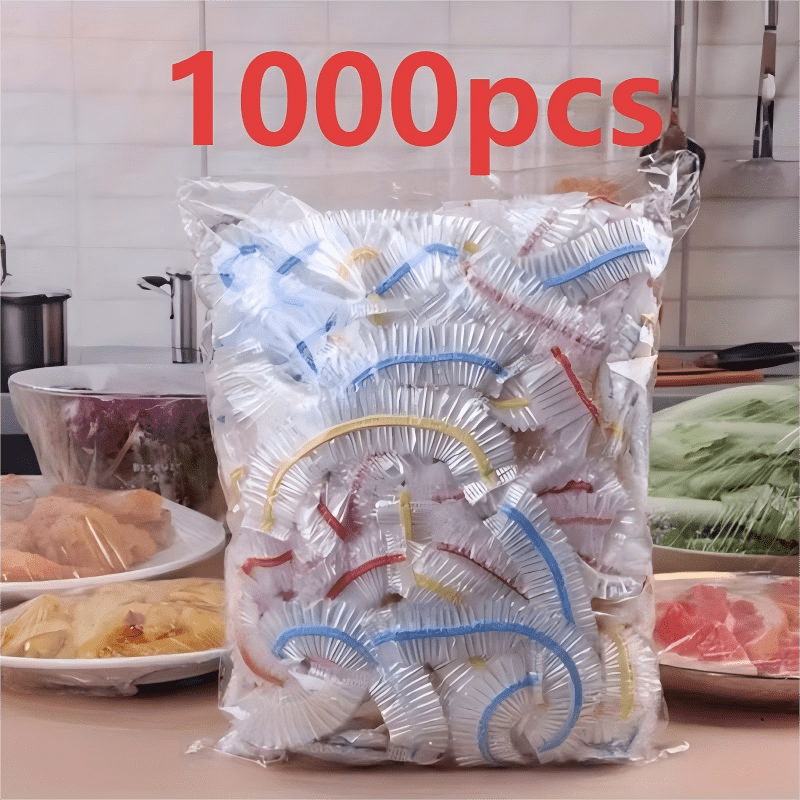 Posen med mange dækkapper på køkkenbordet, omgivet af fade med kylling, pasta, salat og kød, med stor rød tekst over. 3