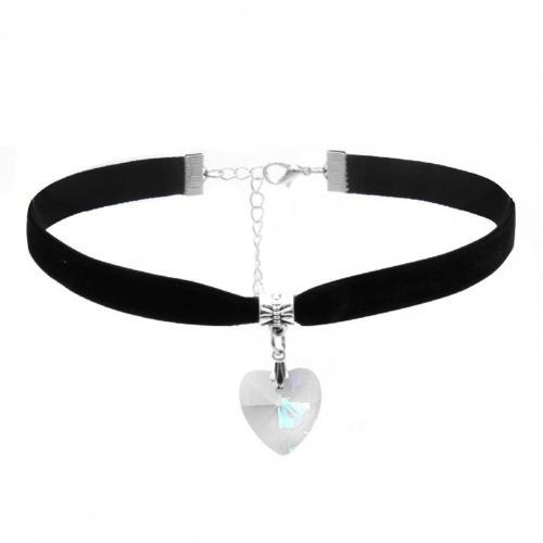 Schwarzer Samt-Choker mit Herzanhänger, gotischer Stil, modisches Accessoire, veganem Leder.