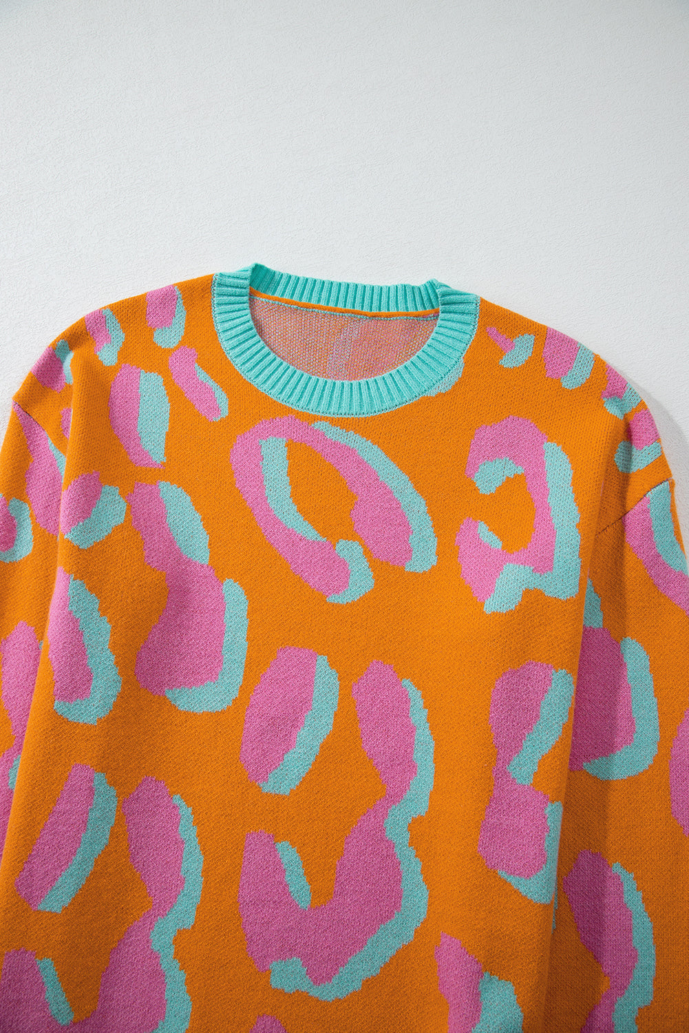 Dame sweater med farveblok kængurummønster og rund halsudskæring – Liora