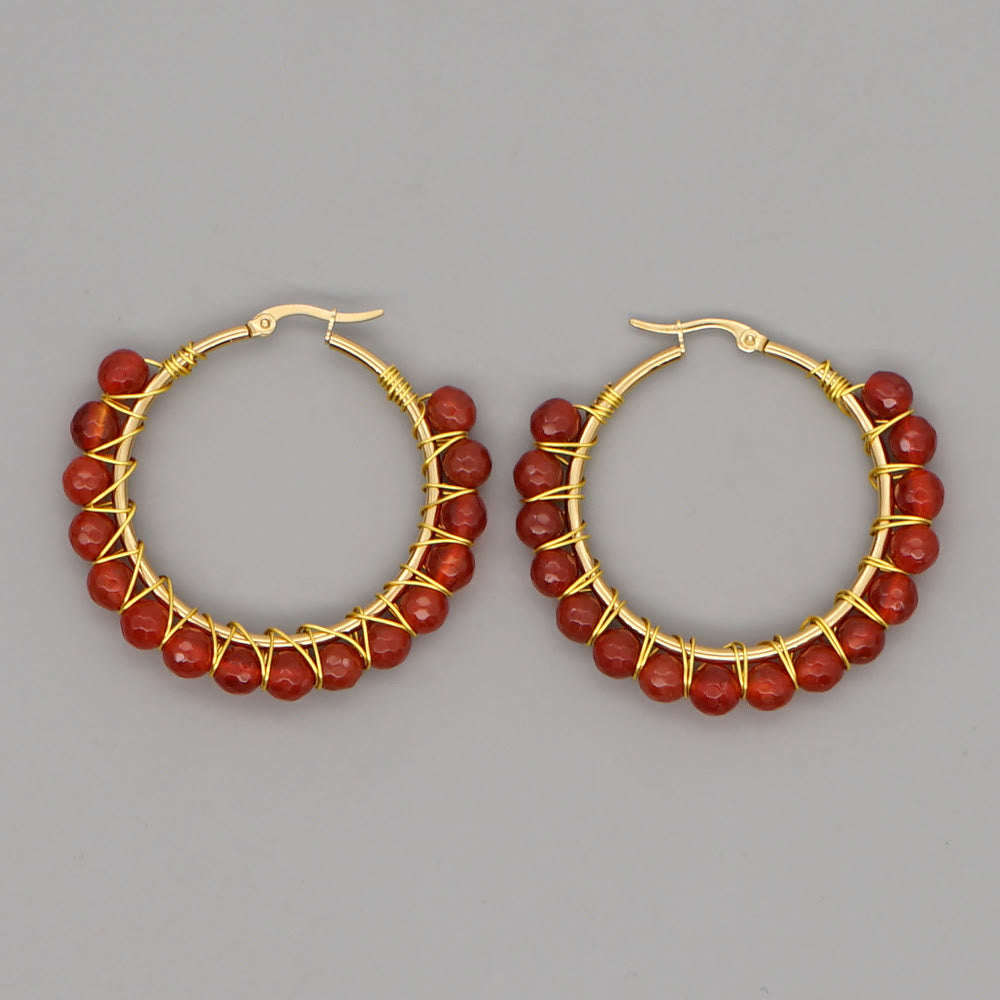 Goldene Creolen mit roten Perlen, handgefertigter Schmuck, elegantes Design, Ohrringe Damen.