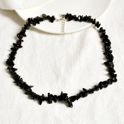 Schwarze Onyx-Halskette, unregelmäßige Steine, Damen-Schmuck, elegantes Design, Geschenkidee.