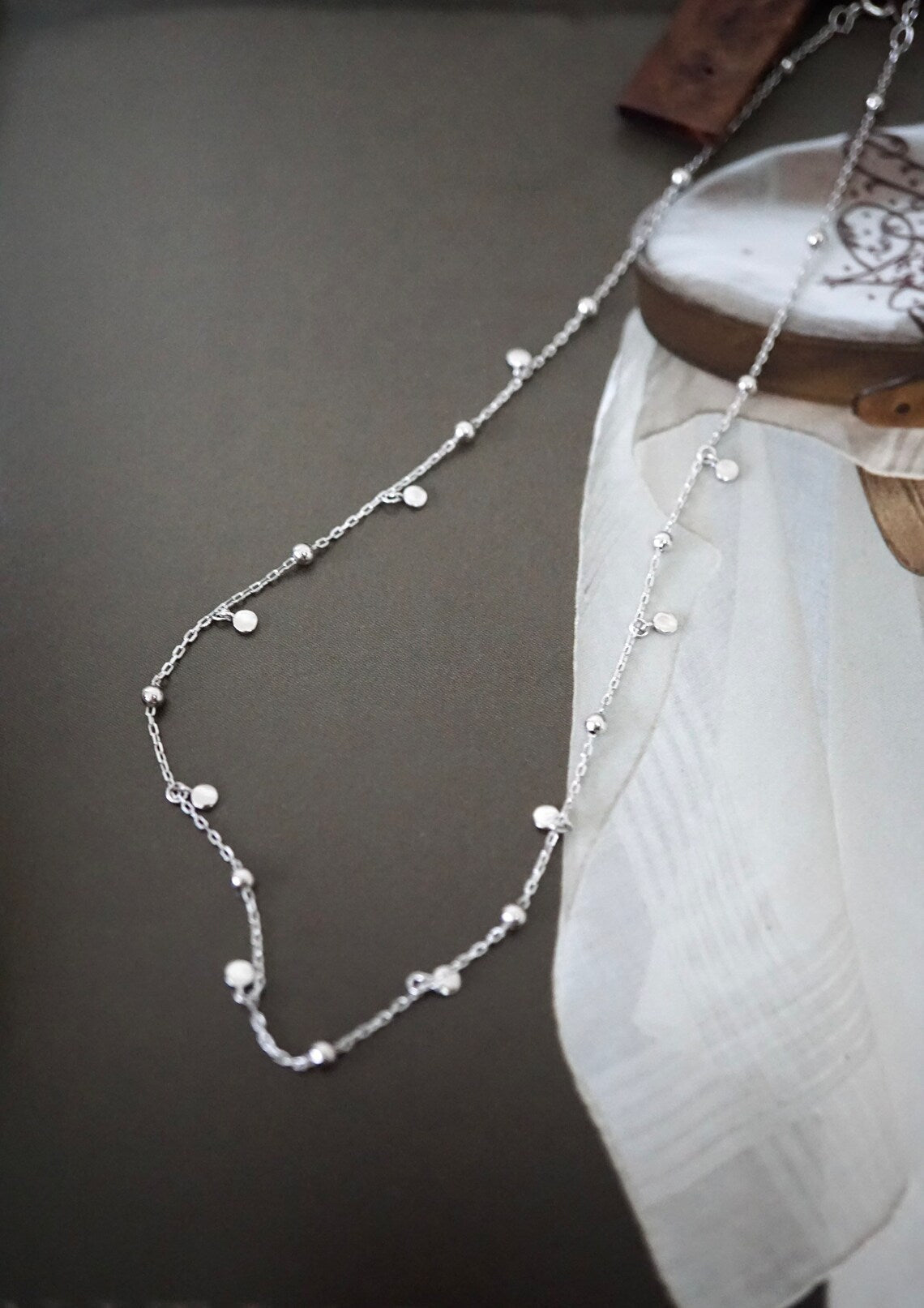 Silberne Halskette mit Perlen, elegantes Schmuckstück, Damenmode, Accessoire, Geschenkidee.