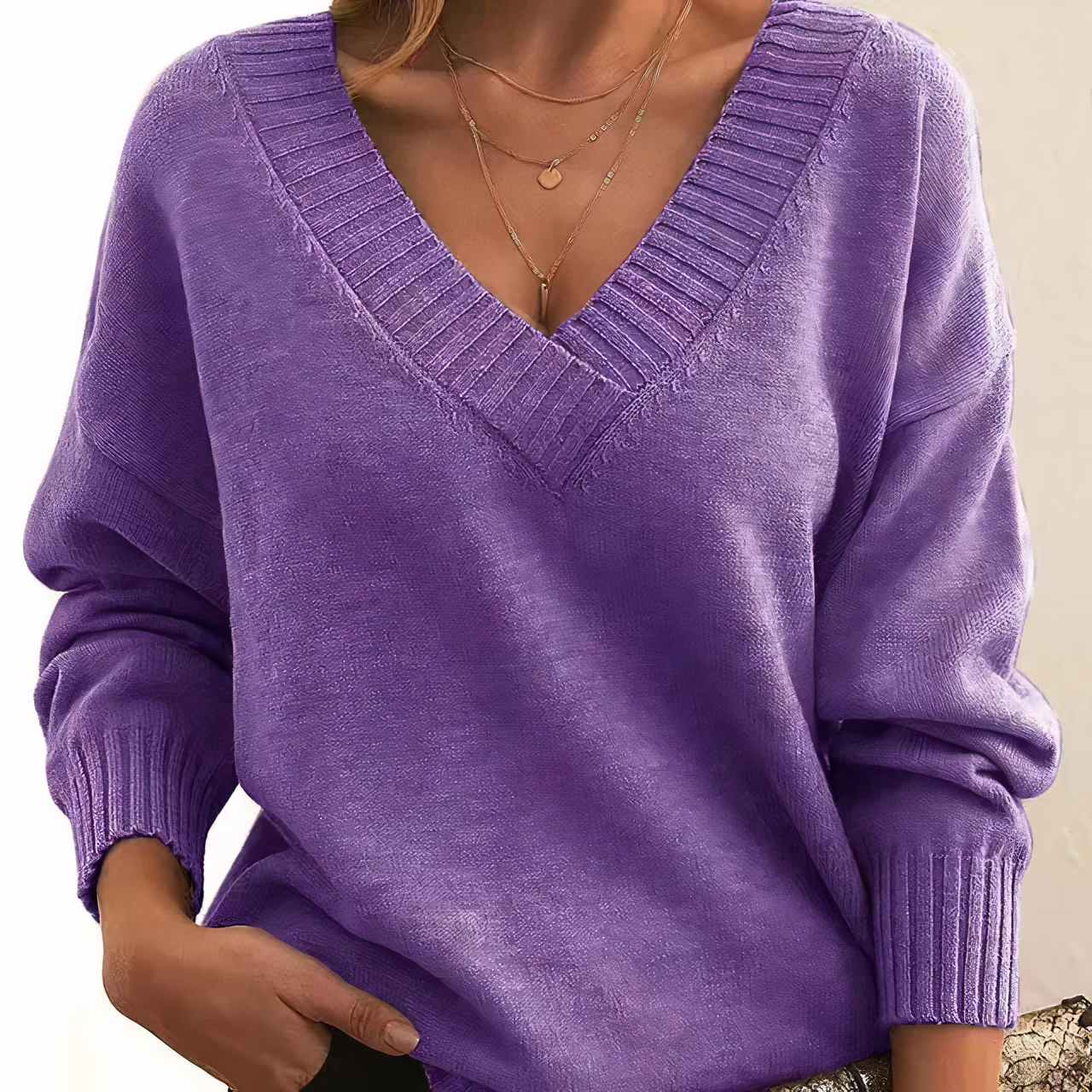 Cashmere damestrik med V-hals – Amira efterårsindtryk