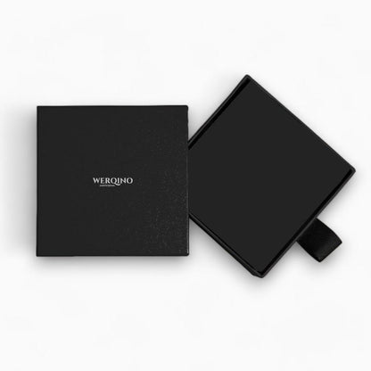 Schwarze Geschenkbox mit Deckel, Werqino-Logo, quadratisch, luxuriöses Design, Verpackung.