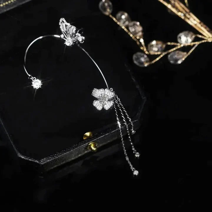 Silberne Schmetterlingsohrringe mit Pompon, elegant, Schmuck, Damenaccessoire, Geschenkidee.