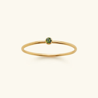 Goldener Ring mit grünem Peridot, minimalistisches Design, Geburtsstein August, Schmuck.