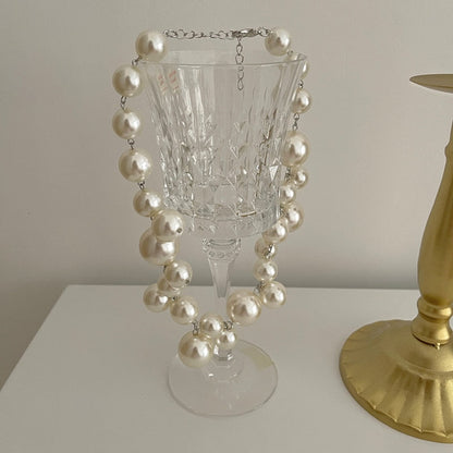 Perlenkette Damen, weiße Perlen, elegantes Design, Brautschmuck, Halskette auf Glas.