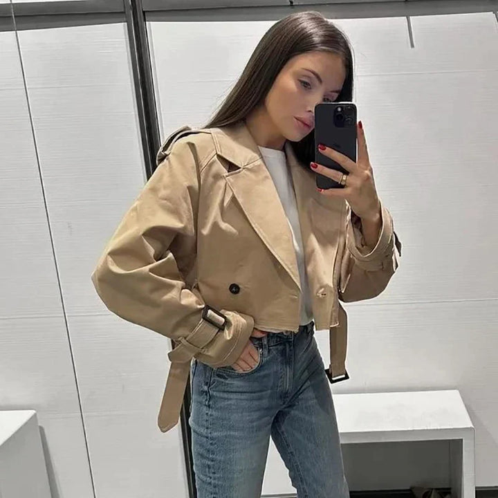 Efterårsagtig trendy kort dametrenchcoat med bælte – Amelie