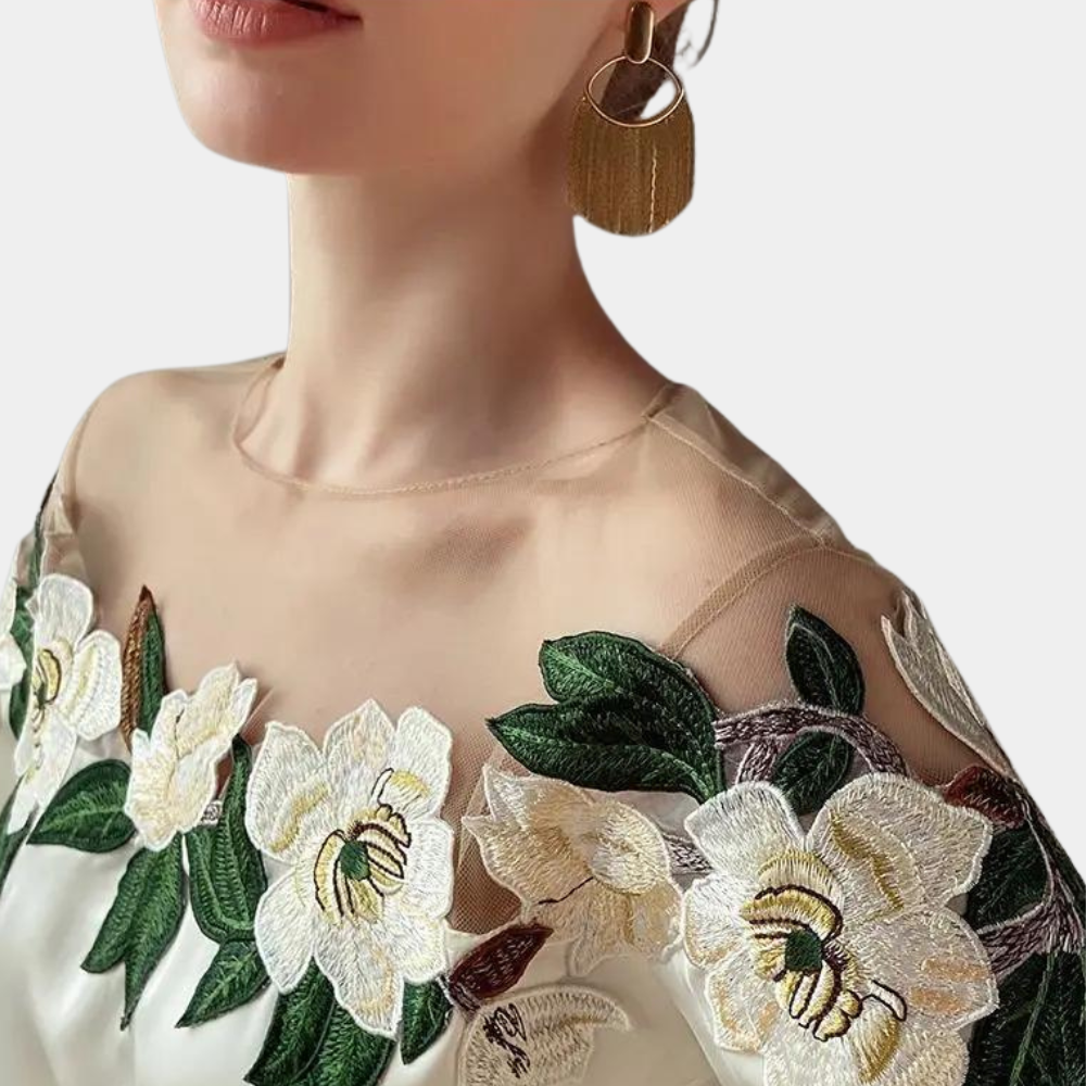 Blomstret beige damebluse med løs pasform – Elvira