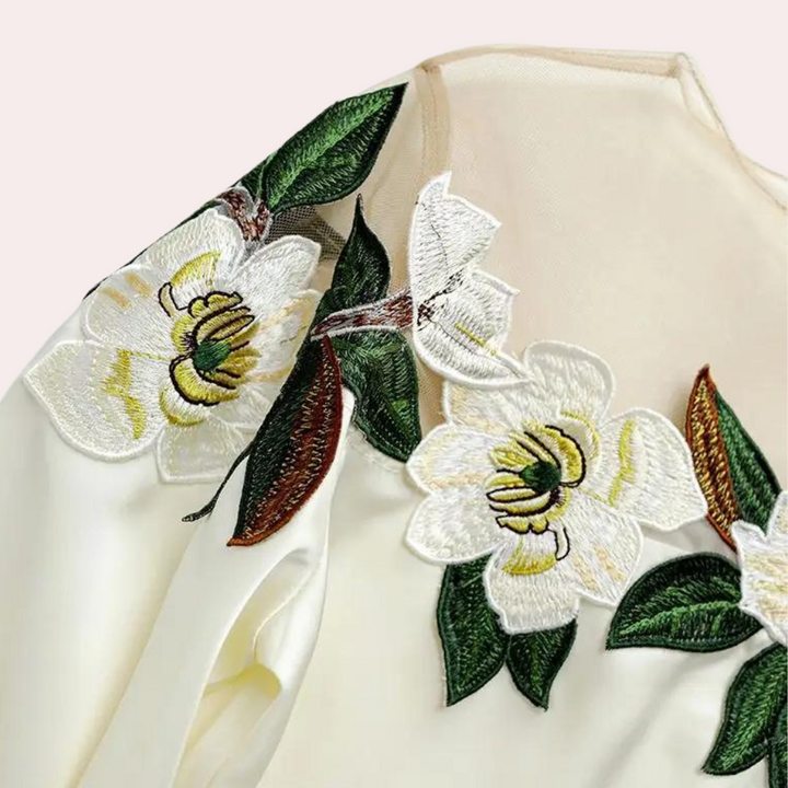 Blomstret beige damebluse med løs pasform – Elvira
