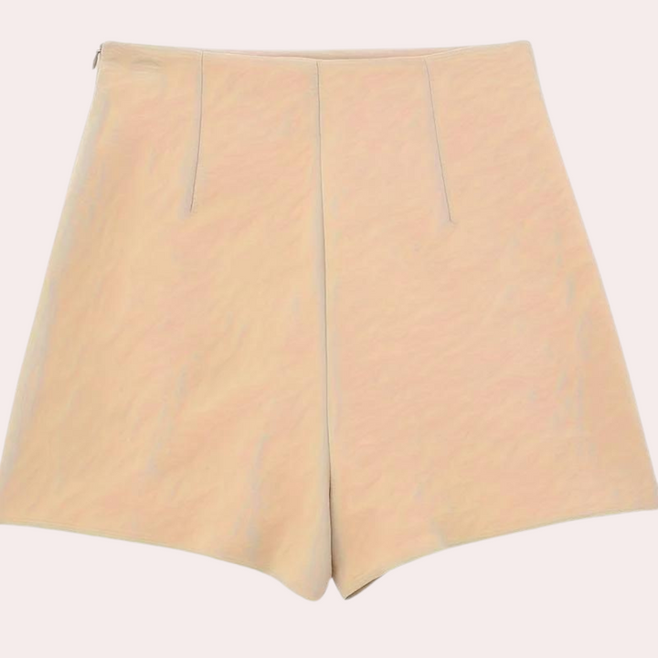 Asymmetriske dameshorts med pynteknapper – Nerina