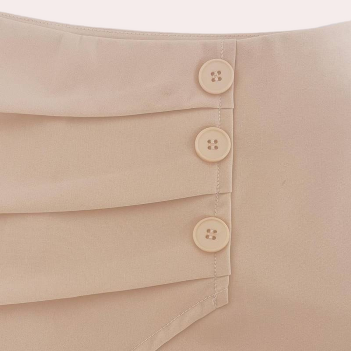 Asymmetriske dameshorts med pynteknapper – Nerina