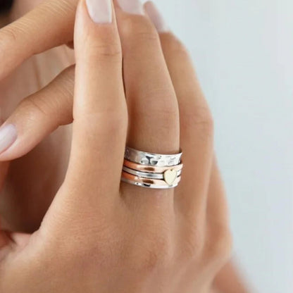 Silber- und Roségold-Ringe mit Herzdesign auf Hand, modischer Schmuck für Damen.