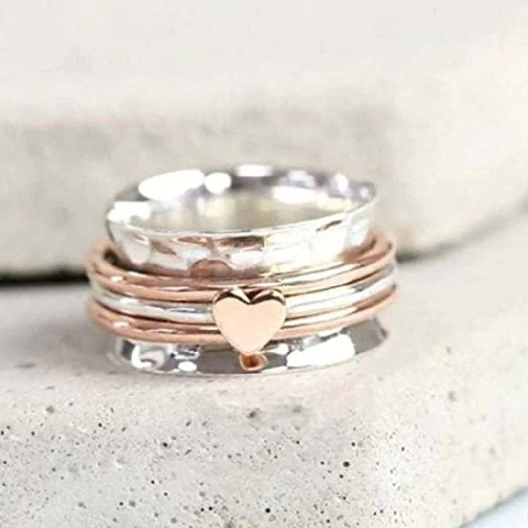 Silber- und Roségold-Ring mit Herzanhänger, handgefertigt, modern, stilvoll, Schmuckdesign.