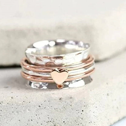 Silber- und Roségold-Ring mit Herzanhänger, handgefertigt, modern, stilvoll, Schmuckdesign.