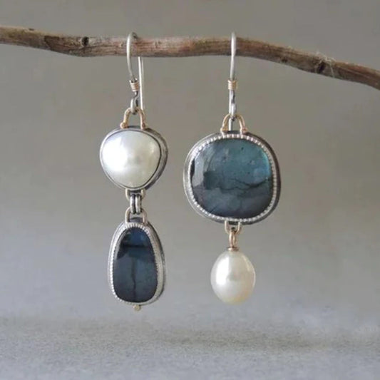 Silberne Ohrringe mit blauen Steinen und Perlen, handgefertigter Schmuck, elegantes Design.