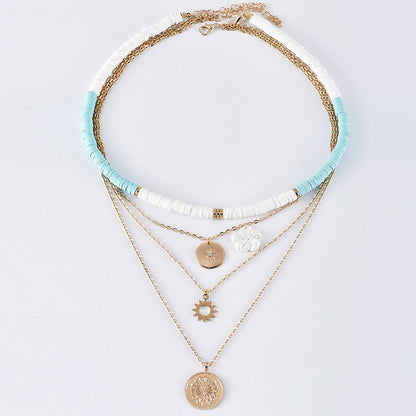 Mehrlagige Halskette, gold und türkis, mit Anhängern, Damenmode, Schmuckaccessoire.