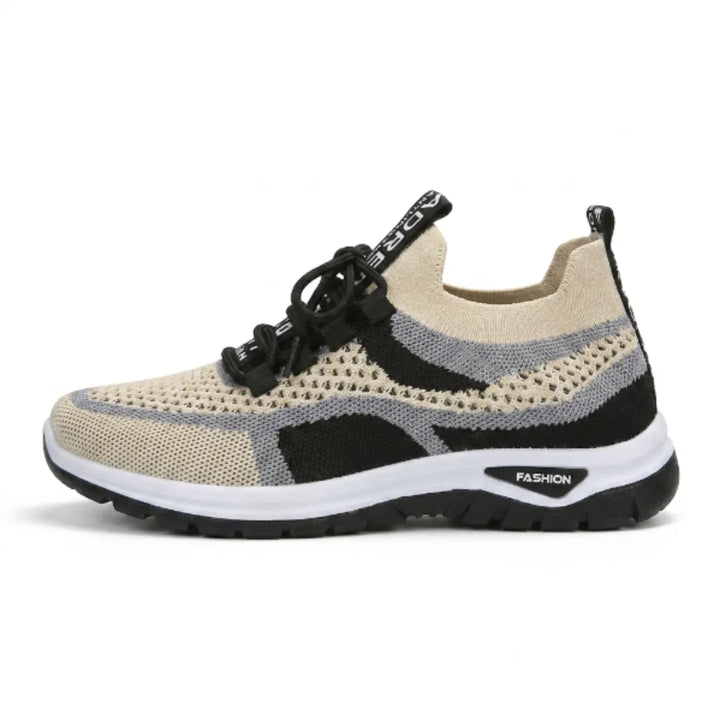 Sneaker i beige mesh med sorte og grå felter, sorte snørebånd og sort sål med hvid mellemsål, set fra siden. 37