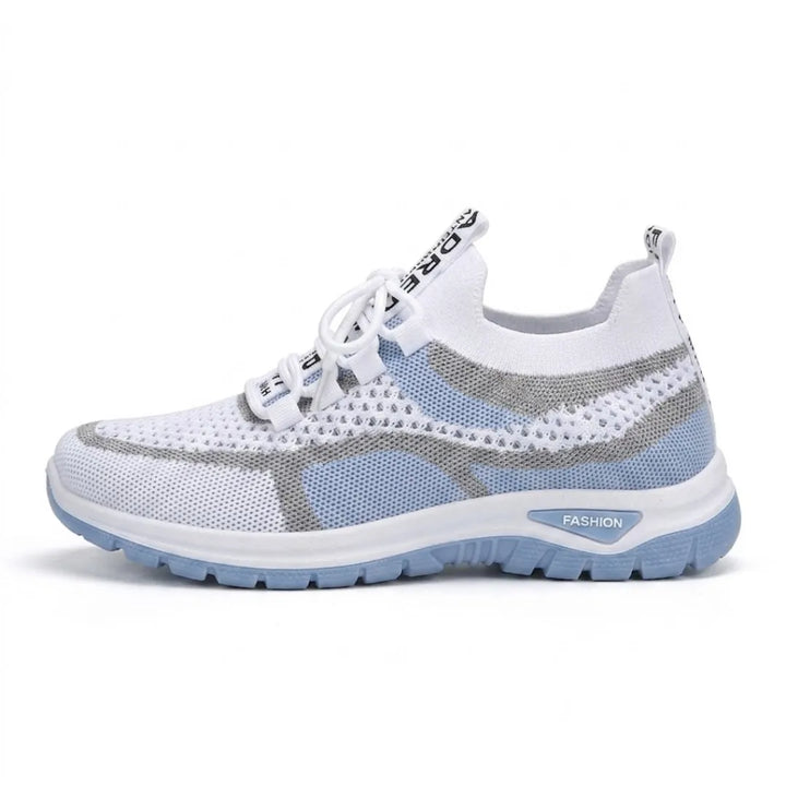 Sneaker i hvidt og lyseblåt åndbart mesh med grå striber og blå sål, set fra siden mod hvid baggrund. 1