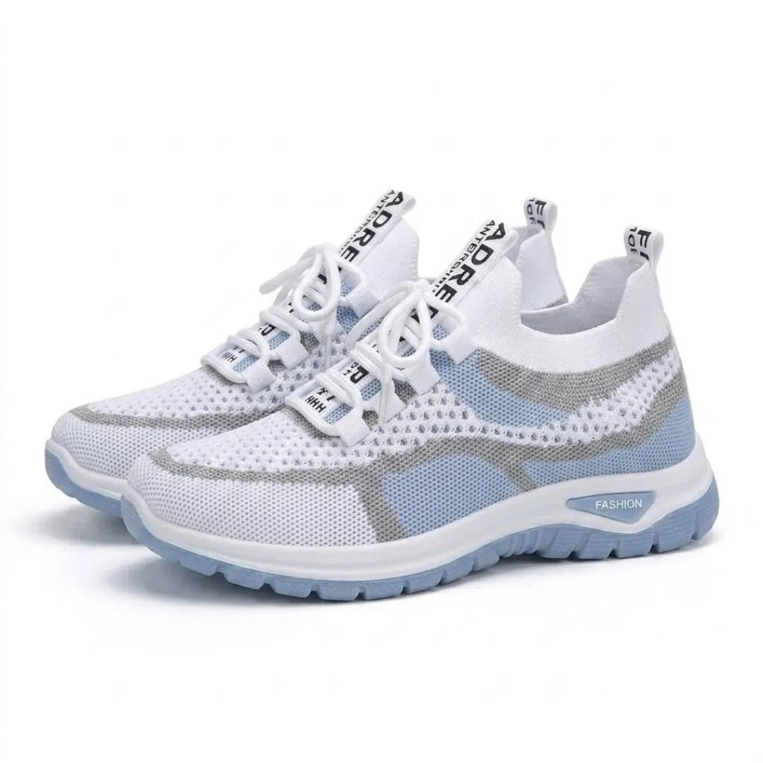 Et par hvide sneakers med blå sål og grå striber set på skrå forfra på hvid baggrund. 7