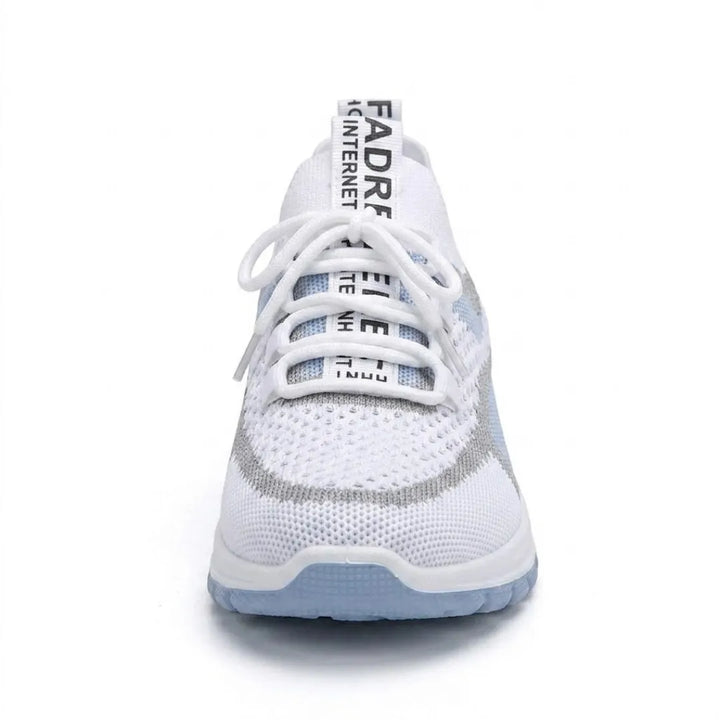 Forfra af den hvide sneaker med snørebånd, mesh på forfoden og lyseblå sål. 8