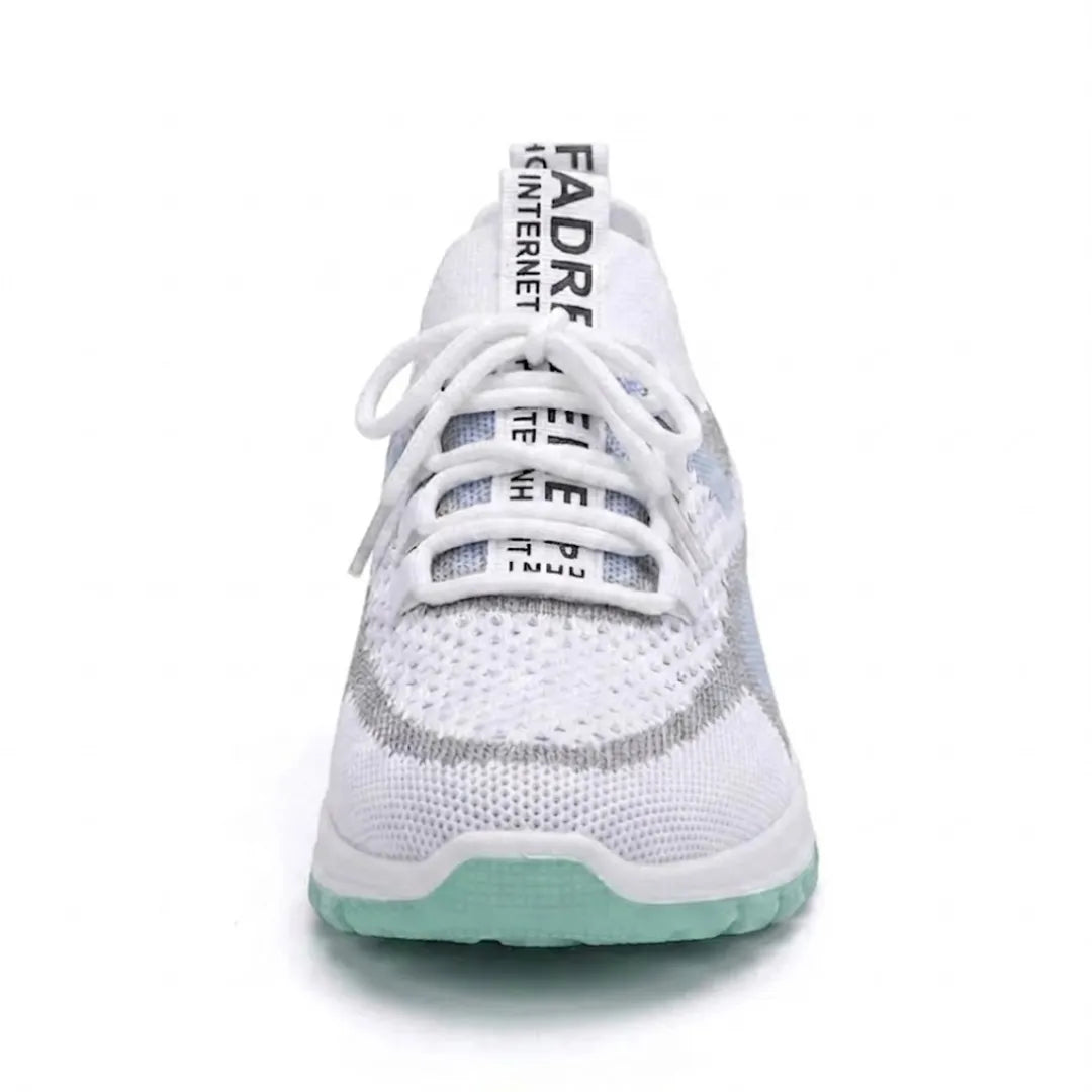 Forfra af den hvide mesh-sneaker med snørebånd og mintgrøn sål. 17