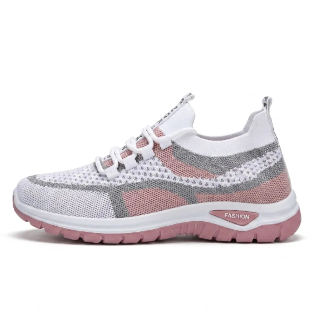 Sneaker i hvidt mesh med grå striber og rosa felter og sål, set fra siden. 19