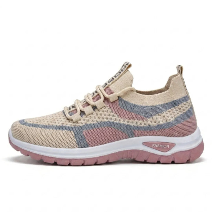 Sneaker i beige mesh med blå og lyserøde felter, snørebånd og lyserød sål, set fra siden. 28