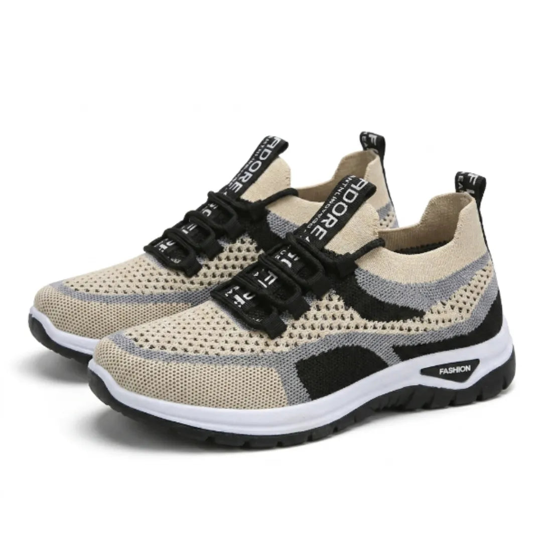Et par beige mesh-sneakers med sorte snørebånd, grå striber og hvid sål, set på skrå forfra. 43