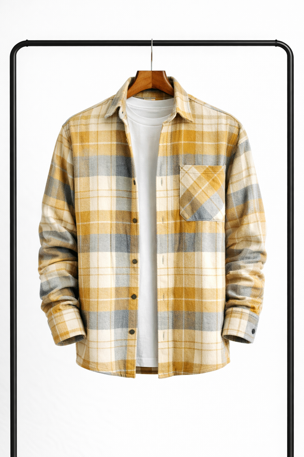 Overshirt i gul, grå og cremefarvet tern set forfra på bøjle, åben over hvid t-shirt, med brystlomme og knapper. 4