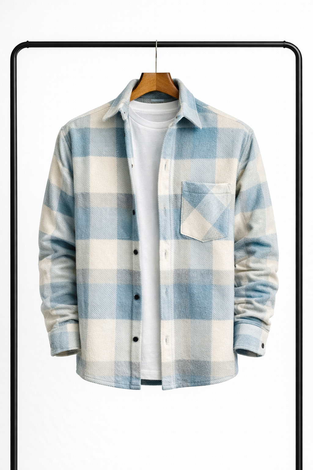 Ternet overshirt i lyseblå og creme set forfra på bøjle, åben over en hvid t-shirt, med brystlomme og sorte trykknapper. 1
