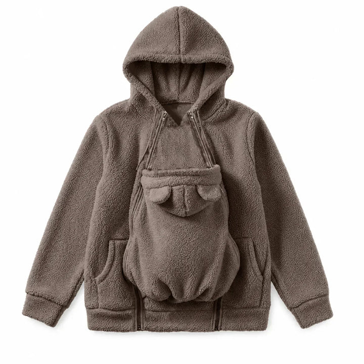 Gråbrun hættetrøje i sherpa-fleece set forfra som flat lay, med babybærepanelet med bjørneører og lommer foran. 17