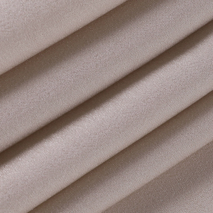Beigefarbener Satin-Stoff, Nahaufnahme, luxuriös, weich, Textur, Mode, Bekleidungsmaterial.