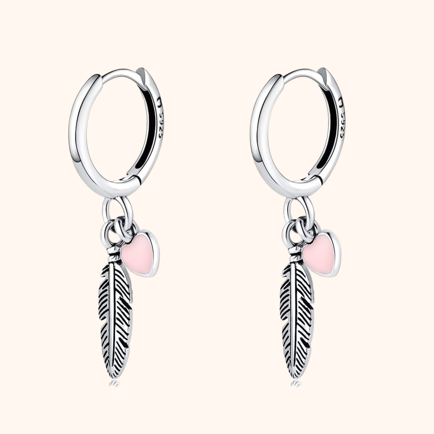 Silberne Creolen mit Feder- und Herzanhänger, Damen Ohrringe, modischer Schmuck.