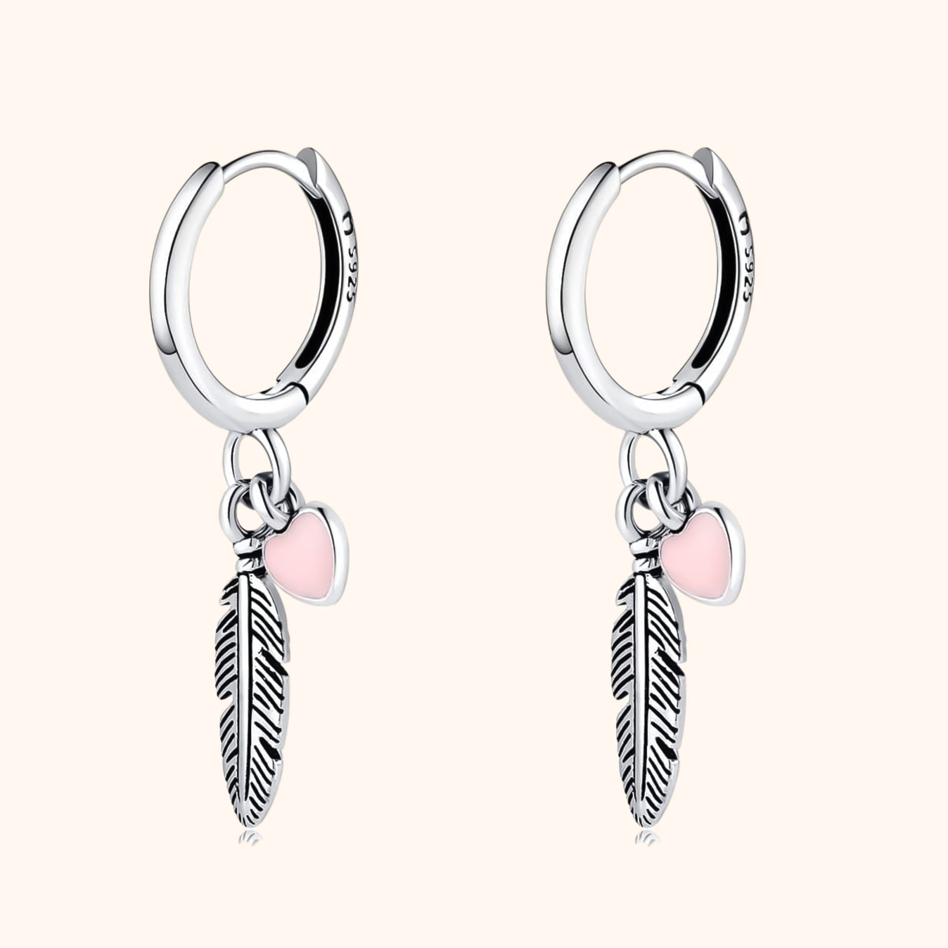Silberne Creolen mit Feder- und Herzanhänger, Damen Ohrringe, modischer Schmuck.