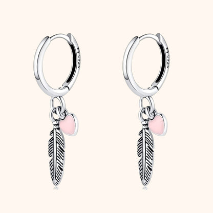 Silberne Creolen mit Feder- und Herzanhänger, Damen Ohrringe, modischer Schmuck.
