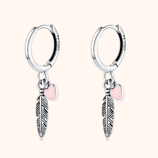 Silberne Creolen mit Feder- und Herzanhänger, Damen Ohrringe, modischer Schmuck.