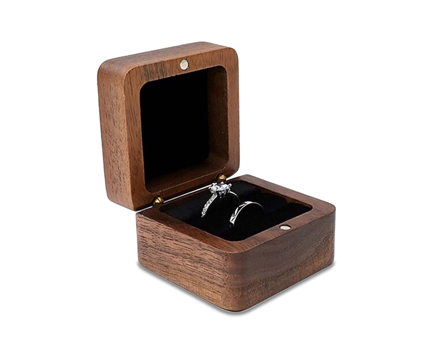 Offene Holz-Ringbox mit Verlobungsring, Walnussholz, schwarzes Innenfutter, elegantes Design.